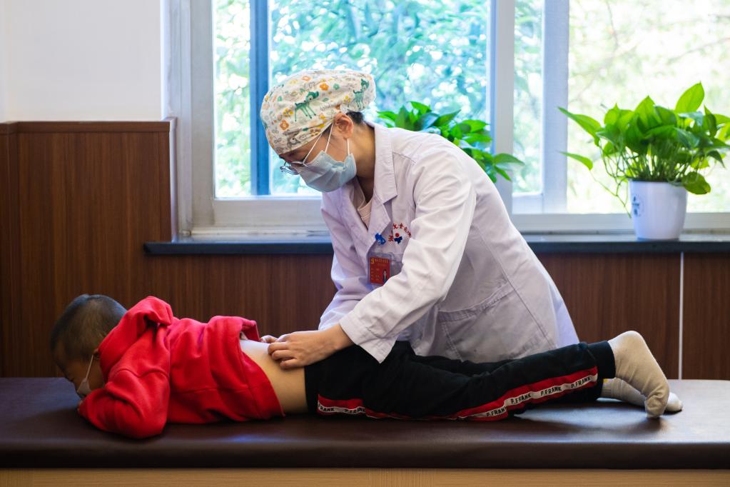秋冬季青少年兒童中醫(yī)保健寶典 順應(yīng)天時，守護(hù)成長
